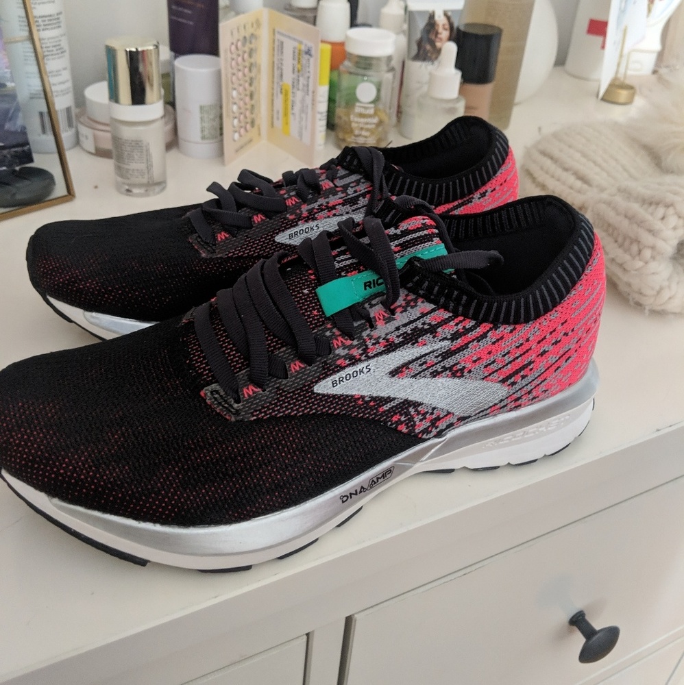 Brand new w/o box Brooks Richochet Running Shoes 7
